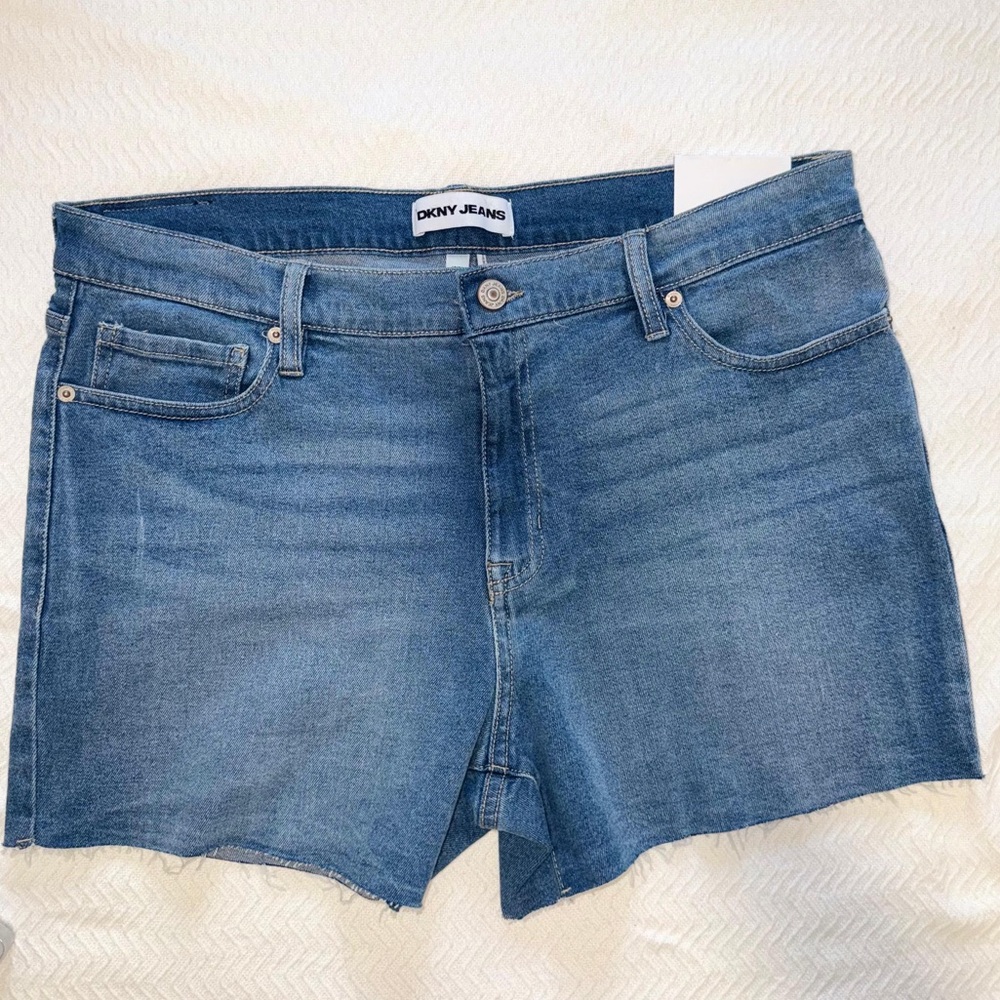 NWT DKNY Women's Blue Denim Mid Rise Shorts size 12/31